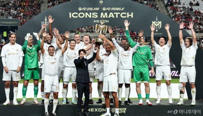 (서울=뉴스1) 김도우 기자 = 14일 오후 서울 마포구 서울월드컵경기장에서 열린 '2025 넥슨 아이콘매치' FC 스피어와 실드 유나이티드의 경기, 실드 유나이티드 선수들이 2대1 승리 후 트로피를 들고 기뻐하고 있다. 2025.9.14/뉴스1  Copyright (C) 뉴스1. All rights reserved. 무단 전재 및 재배포,  AI학습 이용 금지. /사진=(서울=뉴스1) 김도우 기자