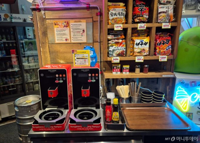 일본 도쿄 나카메구로에 있는 주점 ‘이요산 서울’. 한국 포장마차 콘셉트로 꾸며진 매장에선 즉석 라면 조리기로 농심의 라면을 먹을 수 있다./사진=유예림 기자