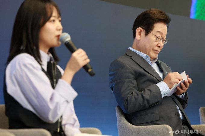 [성남=뉴시스] 고범준 기자 = 이재명 대통령이 17일 경기도 성남시 스타트업 스퀘어에서 열린 청년 스타트업 상상콘서트에서 참석자 발언을 메모하고 있다. 2025.09.17. bjko@newsis.com /사진=고범준