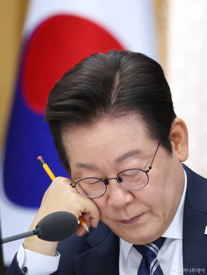 [세종=뉴시스] 고범준 기자 = 이재명 대통령이 16일 세종시 정부세종청사에서 열린 제42회 국무회의에서 자료를 살펴보고 있다. (대통령실통신사진기자단) 2025.09.16. bjko@newsis.com /사진=