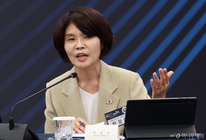 [서울=뉴시스] 고범준 기자 = 한정애 더불어민주당 의원이 15일 서울 성북구 한국과학기술연구원(KIST)에서 열린 제1차 핵심규제 합리화 전략회의에서 발언하고 있다. 2025.09.15.