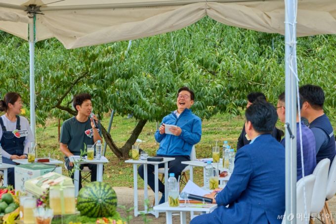 (서울=뉴스1) 이재명 기자 = 이재명 대통령이 지난 16일 세종시 전동면 조일농원에서 열린 청년 농업인 간담회에서 참석자의 발언을 들으며 미소를 짓고 있다. (이재명 대통령 SNS. 재판매 및 DB 금지) 2025.9.17/뉴스1  Copyright (C) 뉴스1. All rights reserved. 무단 전재 및 재배포,  AI학습 이용 금지. /사진=(서울=뉴스1) 이재명 기자