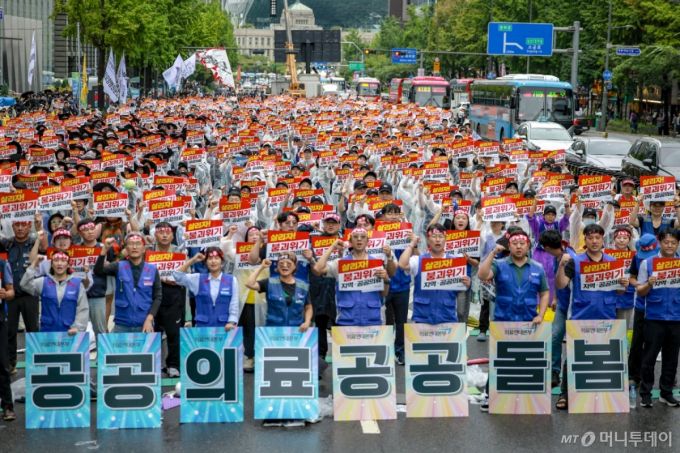 [서울=뉴시스] 정병혁 기자 = 17일 서울 중구 세종대로에서 열린 공공운수노조 의료연대본부 공동파업대회에서 참석자들이 구호를 외치고 있다. 2025.09.17. jhope@newsis.com /사진=정병혁