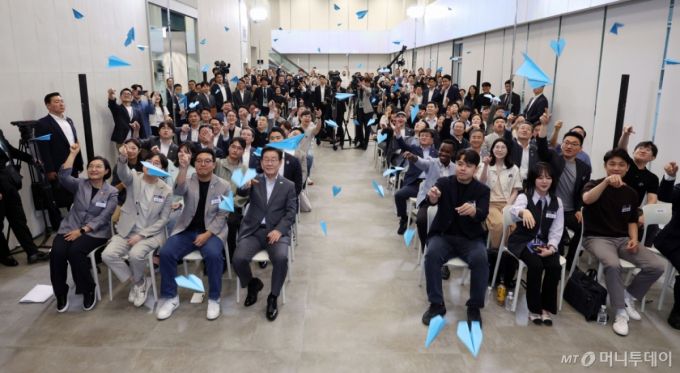 [성남=뉴시스] 고범준 기자 = 이재명 대통령이 17일 경기도 성남시 스타트업 스퀘어에서 열린 청년 스타트업 상상콘서트에서 참석자들과 종이비행기를 날리는 퍼포먼스를 하고 있다. 2025.09.17. bjko@newsis.com /사진=고범준