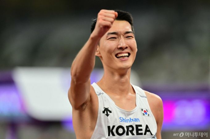 (AFP=뉴스1) = 16일 일본 도쿄 국립경기장에서 열린  2025 도쿄 세계육상선수권대회 남자 높이뛰기 결선에서 은메달을 딴 우상혁이 기뻐하고 있다.  ⓒ AFP=뉴스1  Copyright (C) 뉴스1. All rights reserved. 무단 전재 및 재배포,  AI학습 이용 금지. /사진=(AFP=뉴스1)