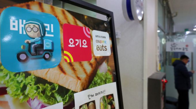 지난 1월3일 서울 시내 한 음식점에 배달앱 3사 스티커가 붙어있는 모습./사진=뉴시스
