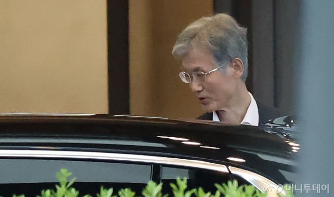 (서울=뉴스1) 장수영 기자 = 조희대 대법원장이 16일 오후 서울 서초구 대법원 청사를 나서고 있다.   더불어민주당의 조 대법원장 사퇴 압박이 이어지고 있는 가운데 우상호 대통령실 정무수석은 이날 용산 대통령실에서 "대통령실은 대법원장 거취에 대해 논의한 바 없고, 앞으로도 논의할 계획이 없다"고 밝혔다. 2025.9.16/뉴스1  Copyright (C) 뉴스1. All rights reserved. 무단 전재 및 재배포,  AI학습 이용 금지. /사진=(서울=뉴스1) 장수영 기자