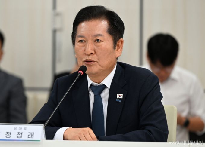 [광주=뉴시스] 이현행 기자 = 정청래 더불어민주당 대표가 18일 오전 광주 서구 광주시청에서 열린 광주광역시-더불어민주당 예산정책협의회에서 인사말을 하고 있다. 2025.09.18. lhh@newsis.com /사진=이현행