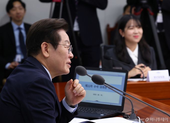 [서울=뉴시스] 최동준 기자 = 이재명 대통령이 18일 서울 용산 대통령실 청사에서 열린 수석보좌관회의에서 청년담당관 임명 관련 발언을 하고 있다. (대통령실통신사진기자단) 2025.09.18. photocdj@newsis.com /사진=