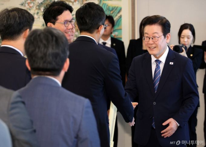 [서울=뉴시스] 고범준 기자 = 이재명 대통령이 18일 서울 용산 대통령실 청사에서 열린 증권사 리서치센터장 오찬 간담회에서 참석자들과 악수를 하고 있다. (대통령실통신사진기자단) 2025.09.18. bjko@newsis.com /사진=