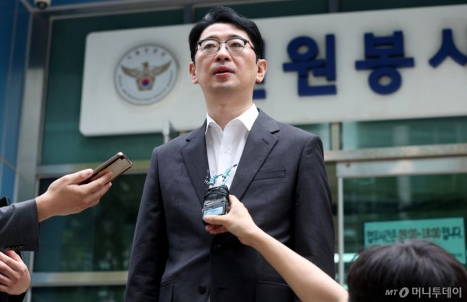 [서울=뉴시스] 추상철 기자 = 주진우 국민의힘 의원이 8일 오전 서울 종로구 서울경찰청 민원실 앞에서 '조국혁신당 당직자(성명불상) 및 최강욱 민주연구원장' 등에 대해 성폭력방지법 위반 등으로 고발한 후 발언을 하고 있다. 2025.09.08. scchoo@newsis.com /사진=추상철