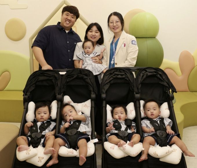 지난해 가톨릭대학교 서울성모병원에서 탄생한 다섯쌍둥이가 홍수빈 산부인과 교수와 건강한 모습으로 재회했다/사진=서울성모병원 제공