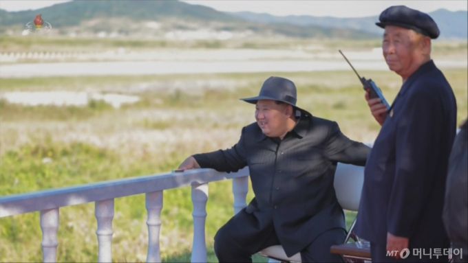 [서울=뉴시스] 북한 조선중앙TV는 김정은 국무위원장이 지난 18일 무인항공기술연합체 산하 연구소와 기업소들에서 개발 생산하고 있는 무인무장장비들의 성능시험을 지도했다고 19일 보도했다. (사진=조선중앙TV 캡쳐) 2025.09.20. photo@newsis.com *재판매 및 DB 금지