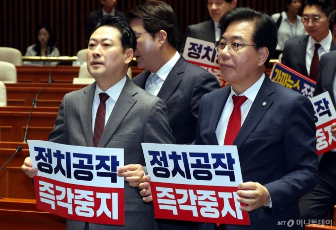[서울=뉴시스] 조성봉 기자 = 장동혁 국민의힘 대표와 송언석 원내대표가 19일 오전 서울 여의도 국회에서 열린 의원총회에서 '정치공작 즉각중지' 손피켓을 들고 있다. 2025.09.19. suncho21@newsis.com /사진=조성봉