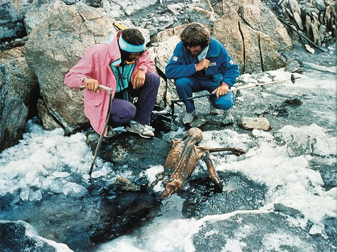 1991년 9월 19일. 해발 3210m의 알프스 산맥의 빙하지대 '외츠탈'을 오르던 독일인 등반가 에리카·헬무트 시몬 부부가 하산 중 얼음에 묻힌 채 상반신만 드러난 시신을 발견했다. 자연 냉동 미라 상태의 이 시신은 5300여 년 전 초기 청동기 시대를 살았던 인간으로 확인됐으며, 외치'(Otzi)라는 이름이 붙었다./사진=이탈리아 남티롤 고고학 박물관 홈페이지