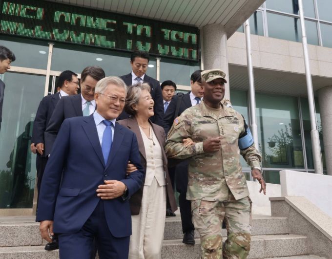 문재인 전 대통령 내외(왼쪽·가운데)와 제이비어 브런슨 주한미군사령관 겸 한미연합군사령관./사진=제이비어 브런슨 사령관 SNS 갈무리
