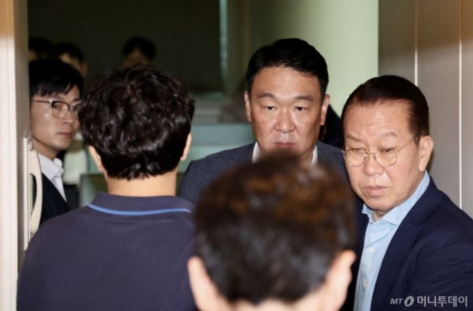 [서울=뉴시스] 김명년 기자 = 김건희 특검팀이 18일 오후 서울 여의도 국민의힘 당원 명부 데이터베이스 관리 업체 사무실에서 권영세 의원, 정희용 사무총장 등을 지나쳐 압수수색을 위해 이동하고 있다. 2025.09.18. kmn@newsis.com /사진=김명년