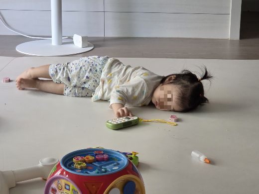 평상시 활발하던 돌쟁이가 한참 고열이 오를 때면 조용히 누워서 논다. 집안 전부 다 어질러도 좋으니 소리 지르고 뛰어다녔으면 좋겠다는 마음이 간절하다. /사진=최우영 기자