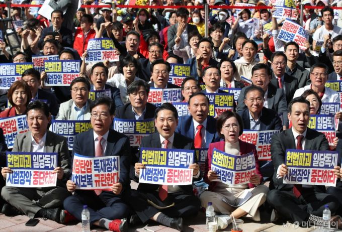 [대구=뉴시스] 이무열 기자 = 장동혁 국민의힘 대표와 송언석 원내대표를 비롯한 국민의힘 관계자들이 21일 대구 동구 동대구역 광장에서 열린 야당탄압·독재정치 국민 규탄대회에 참석해 구호를 외치고 있다. 2025.09.21. lmy@newsis.com /사진=이무열