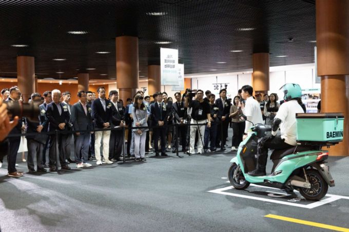 지난 19일 경기도 하남시 배민라이더스쿨에서 열린 개관 기념식에서 우아한형제들 김범석 대표, 우아한청년들 김용석 대표와 이현재 하남시장, 권창준 고용노동부 차관,  배달플랫폼노동조합 홍창의 위원장 등 정부 부처 및 지자체, 유관 기관 관계자, 라이더 등 100여 명이 참석한 가운데 이륜차 교육 전문 강사가 교육 과정을 소개고 있다./사진=배민 제공