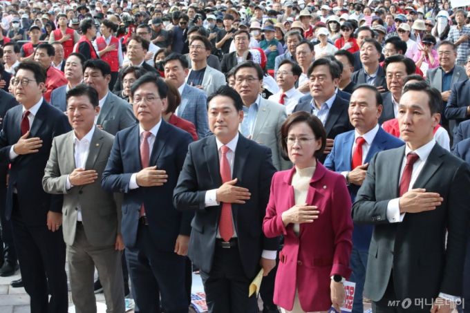 (대구=뉴스1) 공정식 기자 = 장동혁 대표와 송언석 원내대표를 비롯한 국민의힘 관계자들이 21일 오후 대구 동구 동대구역 광장에서 열린 야당탄압·독재정치 국민 규탄대회에 참석해 국민의례를 하고 있다. 2025.9.21/뉴스1  Copyright (C) 뉴스1. All rights reserved. 무단 전재 및 재배포,  AI학습 이용 금지. /사진=(대구=뉴스1) 공정식 기자