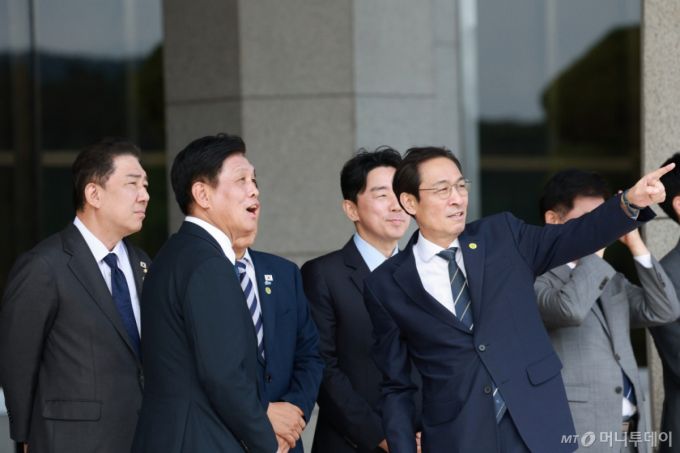 [성남=뉴시스] 고범준 기자 = 조승래(왼쪽 두번째) 더불어민주당 사무총장과 우상호 정무수석이 22일 경기 성남 서울공항에서 제80차 유엔총회 참석차 미국 뉴욕으로 출국하는 이재명 대통령이 탑승한 공군 1호기를 바라보며 대화하고 있다. 2025.09.22. bjko@newsis.com /사진=고범준