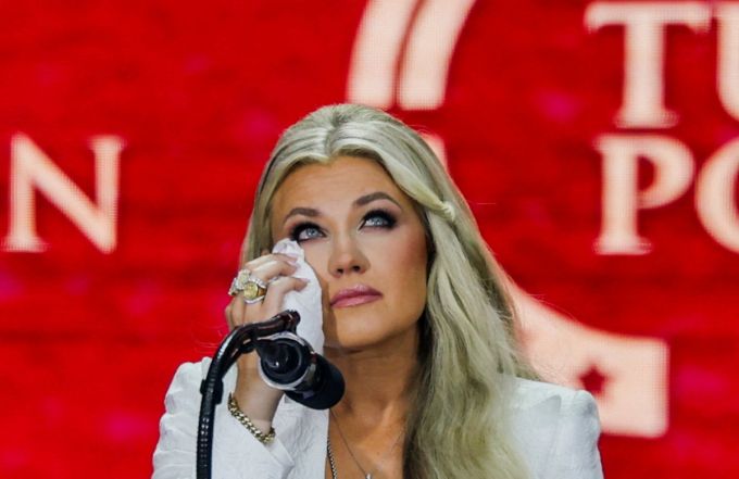 피살된 보수 논객 찰리 커크의 부인 에리라 커크가 21일(현지시간) 애리조나주 글렌데일의 스테이트 팜 스타디움에서 열린 찰리 커크의 추도식에서 연설하고 있다. 2025.9.21  /로이터=뉴스1