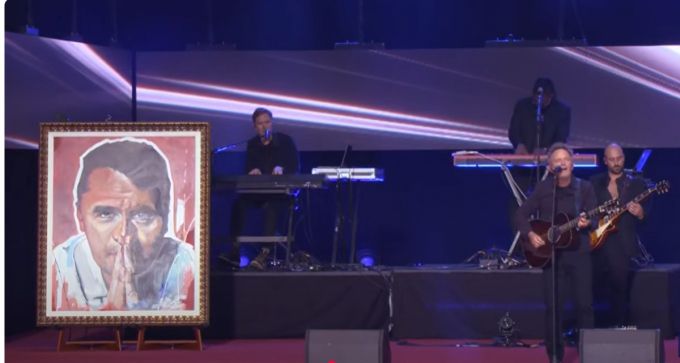 21일(현지시각) 미국 애리조나주 글렌데일 스테이트팜 스타디움에서 열린 극우 청년 활동가 찰리 커크의 추모식 행사로 가수들의 기독교 가스펠 공연이 이어졌다. /AP=뉴시스