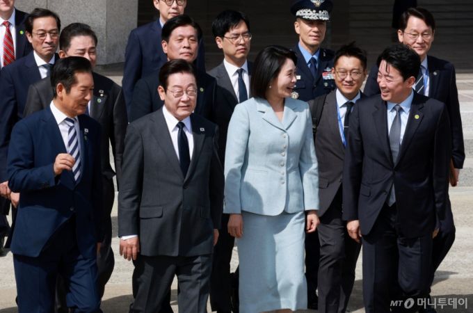 [성남=뉴시스] 고범준 기자 = 이재명 대통령과 김혜경 여사가 제80차 유엔총회 참석차 미국 뉴욕을 방문하기 위해 22일 경기 성남 서울공항에 도착해 공군 1호기에 탑승하기 위해 이동하고 있다. 2025.09.22. bjko@newsis.com /사진=고범준