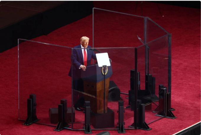 트럼프 미국 대통령이 지난 21일(현지시간) 애리조나주 글렌데일의 스테이트 팜에서 열린 우파 활동가 찰리 커크의 추모식에서 연설하고 있다./AP=뉴시스