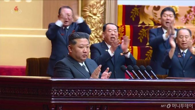 [서울=뉴시스] 김정은 북한 국무위원장이 지난 21일 최고인민회의에서 조선반도와 주변의 정세추이를 엄정히 분석하며 공화국정부의 원칙적인 대미·대한 입장을 천명했다고 조선중앙TV가 22일 보도했다. (사진=조선중앙TV 캡처) 2025.09.22. photo@newsis.com *재판매 및 DB 금지