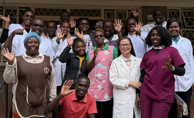 제37회 아산상 수상자 정춘실 성 데레사 진료소장(앞줄 오른쪽 두 번째)이 동료들과 함께 기념촬영을 하고 있다./사진제공=아산사회복지재단