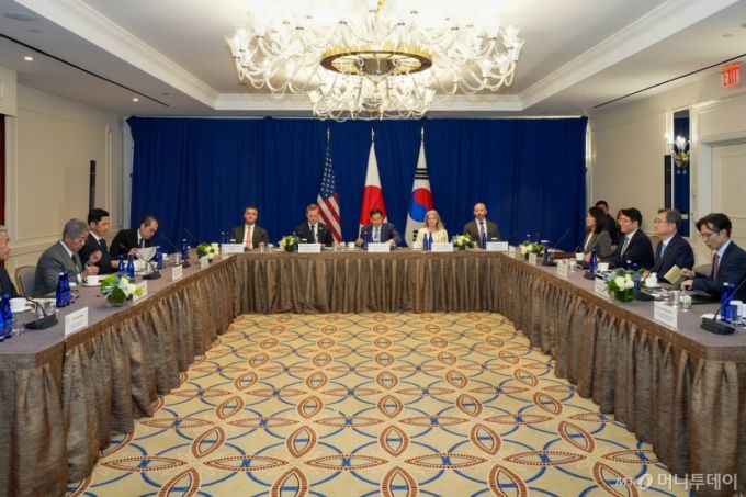 (서울=뉴스1) = 조현 외교부 장관이 22일(현지시간) 미국 뉴욕에서 열린 한미일 외교장관 회의에서 마르코 루비오 미국 국무장관, 이와야 다케시 일본 외무대신과 한미일 3국 간 경제안보 협력 증진 방안 등에 대해 논의하고 있다. (외교부 제공. 재판매 및 DB 금지) 2025.9.23/뉴스1  Copyright (C) 뉴스1. All rights reserved. 무단 전재 및 재배포,  AI학습 이용 금지.