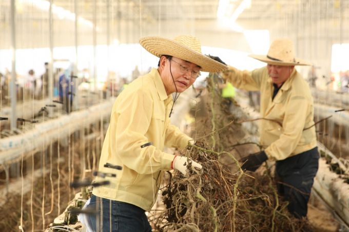 집중 호우로 피해 입은 농가를 찾아가 피해 복구 중인 윤병태 나주시장. /사진제공=나주시