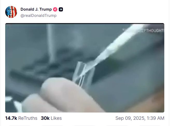 도널드 트럼프 미국 대통령이 8일(현지시간) 자신의 SNS에 백신이 자폐증과 관련이 있다고 주장하는 영상을 게시했다. 영상은 마크 가이어 박사와 그 아들 데이비드가 출연하는데, 두 사람은 백신과 자폐증 연관성을 주장하는 연구를 발표했다. 하지만 이들은 무면허 의료행위 혐의로 메릴랜드에서 기소됏고, 벌금형을 받았다. /사진=트럼프 대통령 트루스소셜