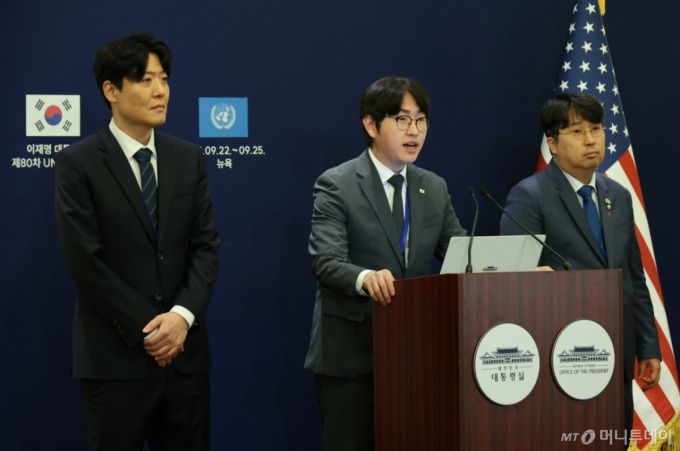 [뉴욕=뉴시스] 최동준 기자 = 하정우 AI미래기획수석이 22일(현지 시간) 미국 뉴욕의 한 호텔 한국프레스센터에서 이재명 대통령의 세계경제포럼 의장 접견 관련 브리핑을 하고 있다. 왼쪽부터 김우창 국가AI정책비서관, 하 수석, 차지호 더불어민주당 의원. 2025.09.23. photocdj@newsis.com /사진=최동준