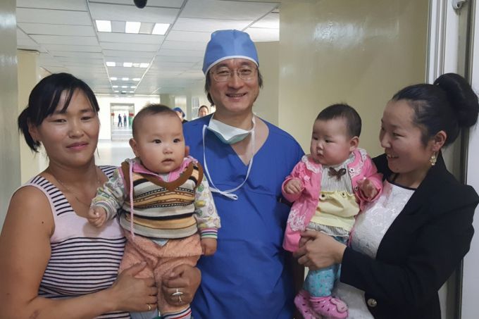 제37회 아산상 의료봉사상 수상자 김웅한 서울대 의대 소아심장혈관흉부외과 교수(가운데)가 몽골에서 심장수술을 받은 환아·보호자와 함께 기념촬영을 하고 있다./사진제공=아산사회복지재단