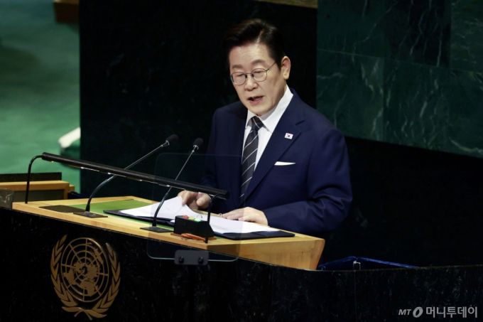 [뉴욕=뉴시스] 최동준 기자 = 이재명 대통령이 23일(현지 시간) 미국 뉴욕 유엔 본부에서 열린 제80차 유엔 총회에서 기조연설을 하고 있다. 2025.09.24. photocdj@newsis.com /사진=최동준