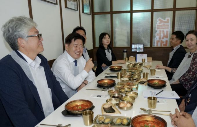 오영훈 제주도지사가 외식업체 관계자 등과 함께 갈치조림 1인분 메뉴를 개발한 식당에서 식사를 하고 있다/사진=제주도 제공