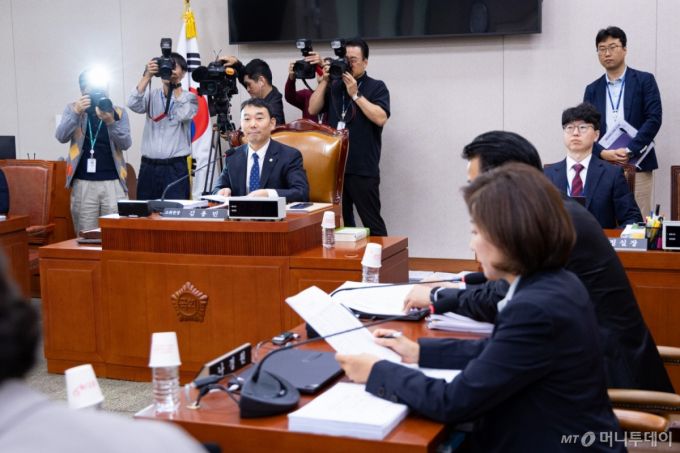 (서울=뉴스1) 유승관 기자 = 김용민 국회 법제사법위원회 법안심사제1소위원장이 23일 서울 여의도 국회에서 열린 제429회 국회(정기회) 법제사법위원회 제4차 법안심사제1소위원회에서 국민의힘 의원석을 바라보고 있다. 2025.9.23/뉴스1  Copyright (C) 뉴스1. All rights reserved. 무단 전재 및 재배포,  AI학습 이용 금지. /사진=(서울=뉴스1) 유승관 기자