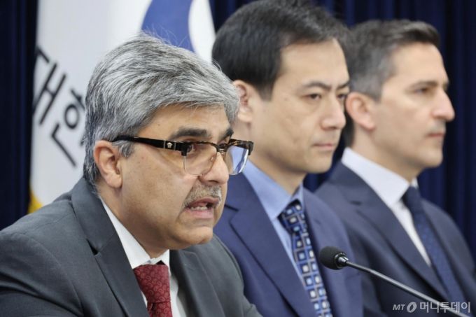 [서울=뉴시스] 김명원 기자 = 라훌 아난드 IMF 한국 미션단장이 20일 오전 서울 종로구 정부서울청사에서 2024년 IMF 연례협의 결과 브리핑을 하고 있다. 2024.11.20.