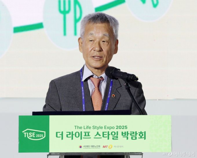 최재덕 대한노인회 상임부회장이 25일 서울 강남구 대치동 세텍(SETEC)에서 머니투데이와 대한노인회 공동주최로 열린 '더 라이프 스타일 박람회 2025' 개막식에서 개회사를 하고 있다. /사진=김창현