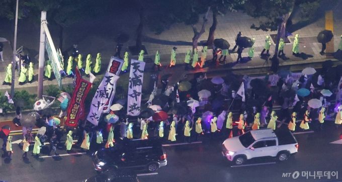 (서울=뉴스1) 박지혜 기자 = 윤석열 전 대통령을 지지하는 보수 성향의 단체들이 19일 서울 명동에서 집회가 제한되자 종각 인근에서 ‘반중 시위’ 행진을 하고 있다.  중국인 관광객들이 많고 주한 중국대사관이 위치한 서울 명동에서 집회가 제한되자 인근 도심에서 행진이 열린 것이다.  김민석 국무총리는 이날 경찰청장 직무대행에게 “필요시 집회 및 시위에 관한 법률과 경찰관직무집행법 등에 따라 강력하게 조치하라”고 지시하기도 했다. 2025.9.19/뉴스1  Copyright (C) 뉴스1. All rights reserved. 무단 전재 및 재배포,  AI학습 이용 금지. /사진=(서울=뉴스1) 박지혜 기자