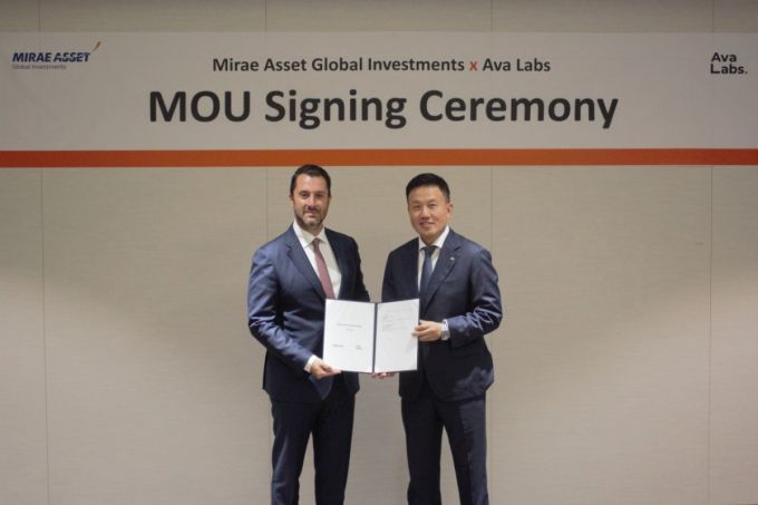 존 나하스(John Nahas) 아바랩스 CBO(왼쪽)과 김영환 미래에셋자산운용 혁신·글로벌경영 부문 대표가 25일 펀드 토큰화 및 온체인 운용·결제 시스템 공동 개발을 위한 MOU(업무협약)를 맺고 기념촬영을 하고 있다. /사진=미래에셋자산운용