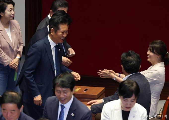 [서울=뉴시스] 김금보 기자 = 정청래 더불어민주당 대표가 26일 오후 서울 여의도 국회에서 열린 본회의에서 정부조직법 일부개정법률안(대안)에 대한 무제한토론 종결동의의 건에 대한 무기명 투표를 하고 있다. 2025.09.26. kgb@newsis.com /사진=김금보