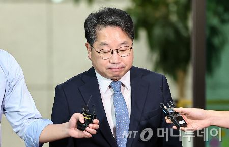 (서울=뉴스1) 김도우 기자 = 노만석 검찰총장 직무대행이 26일 서울 서초구 대검찰청에서 퇴근하며 검찰청 폐지를 골자로 하는 정부조직법 개정안 국회 본회의 통과에 대한 입장을 밝힌 후 청사를 나서고 있다./사진=(서울=뉴스1) 김도우 기자