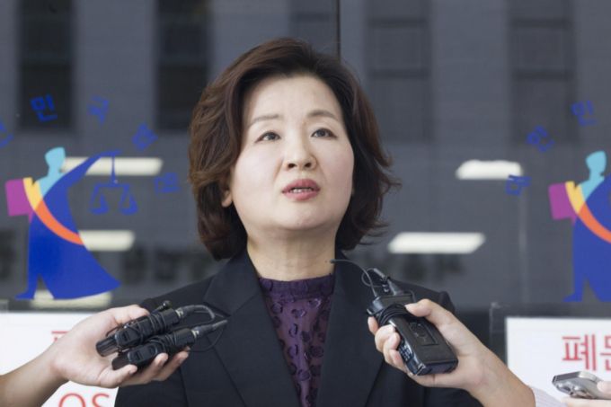 '라임 사태' 핵심인 김봉현 전 스타모빌리티 회장으로부터 금품을 수수한 혐의로 재판에 넘겨진 이수진 더불어민주당 의원이 26일 서울 양천구 남부지방법원에서 열린 1심 선고 공판에서 무죄 선고를 받고 취재진 질문에 답하고 있다./사진=뉴시스.