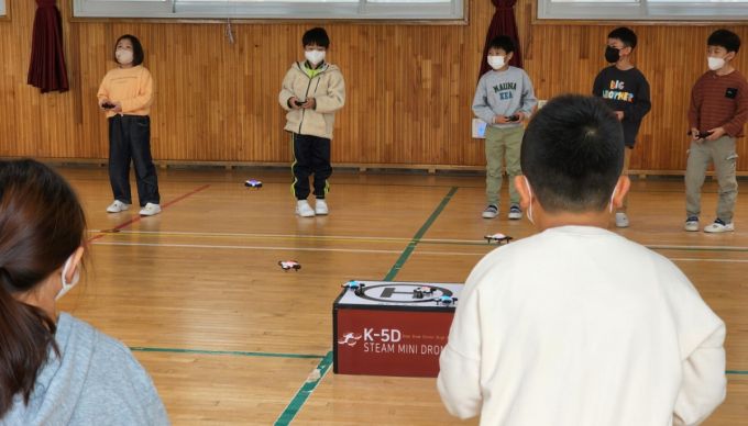 인천의 한 초등학교에서 학생들이 K-5D 드론을 체험하며 즐거운 시간을 보내고 있다.