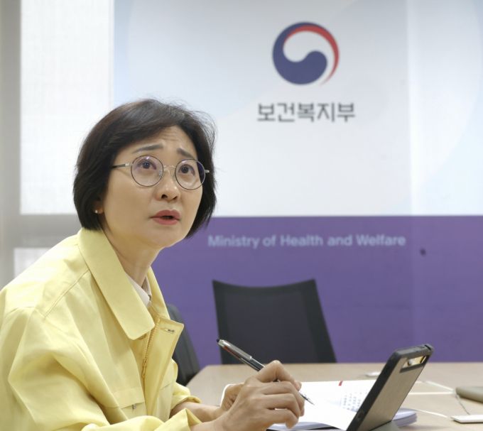 국가정보자원관리원 화재로 인한 행정정보시스템 장애 상황에 대응하기 위해 27일 오전 열린 상황점검회의에서 이스란 보건복지부 제1차관이 발언하고 있다./사진=보건복지부
