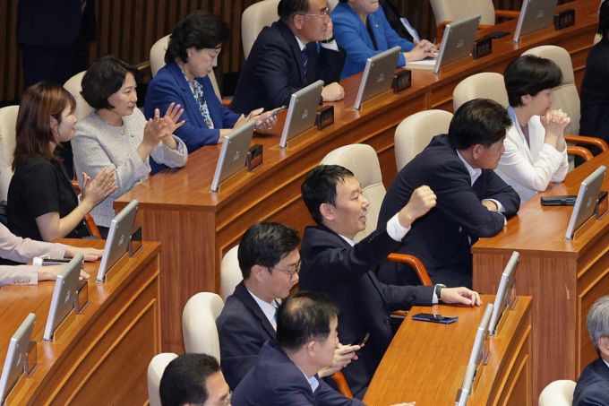 26일 서울 여의도 국회에서 열린 본회의에서 검찰청 폐지를 골자로 한 정부조직법 개정안이 통과되자 김용민 의원을 비롯한 더불어민주당 의원들이 환호하고 있다. /사진=뉴스1